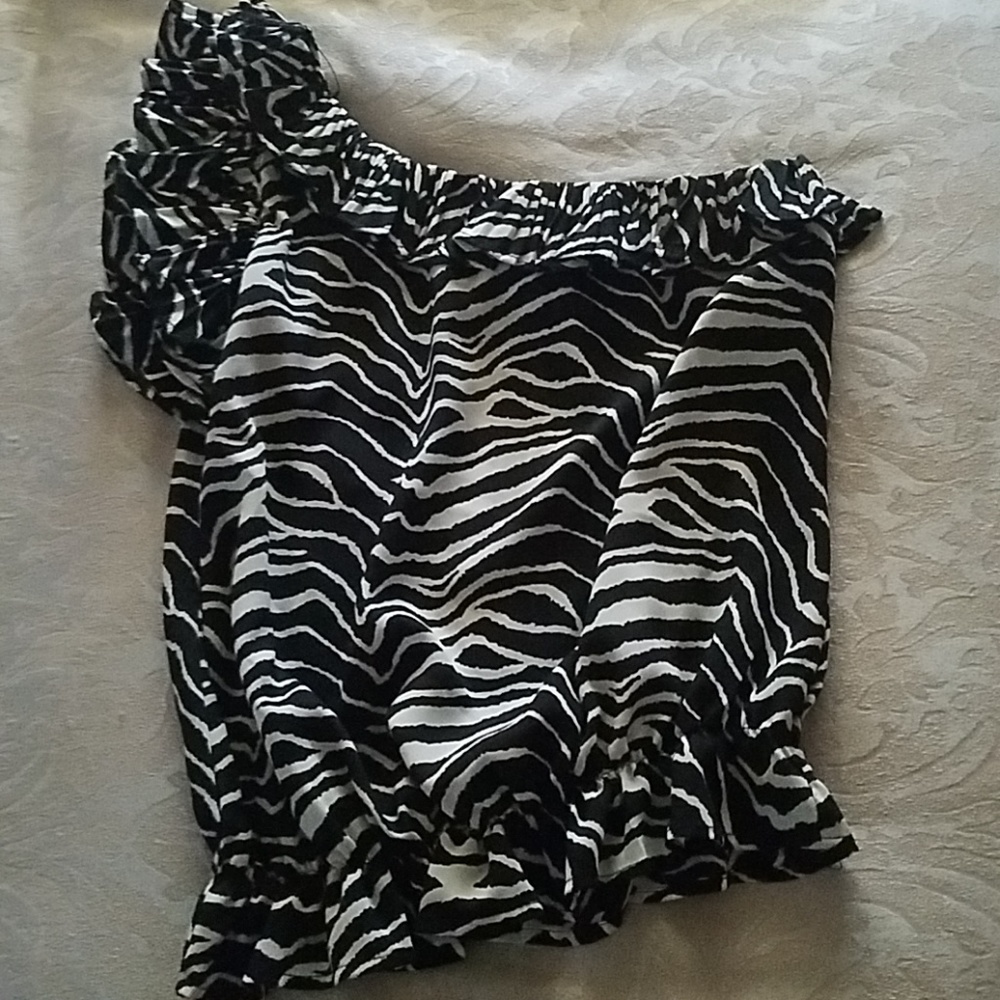 3/$15 Black and white Zebra print top